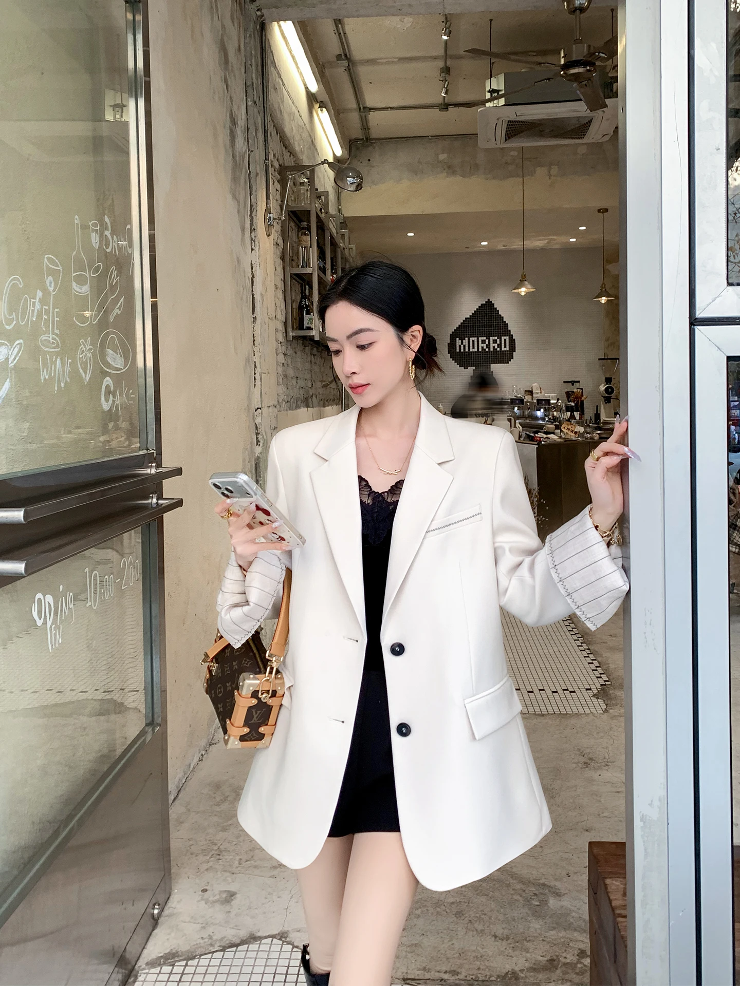 Женский приталенный пиджак бежевого цвета из дышащей полиэстеровой ткани для офиса и повседневной носки. Новинка весенней коллекции.
Женский приталенный пиджак бежевого цвета из дышащей полиэстеровой ткани для офиса и повседневной носки. Новинка весенней коллекции.