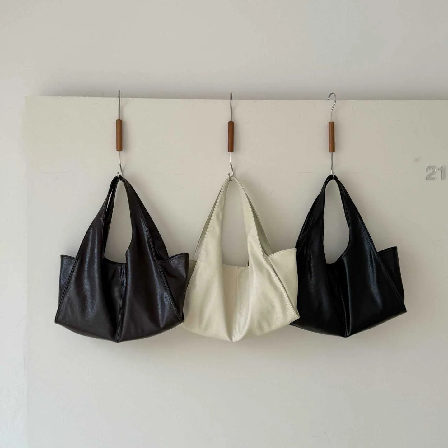 Женская сумка через плечо большой вместимости на осень-зиму, однотонная сумка-тоут из искусственной кожи, простые сумки-тоут, французские модные дорожные сумки
Женская сумка через плечо большой вместимости на осень-зиму, однотонная сумка-тоут из искусственной кожи, простые сумки-тоут, французские модные дорожные сумки