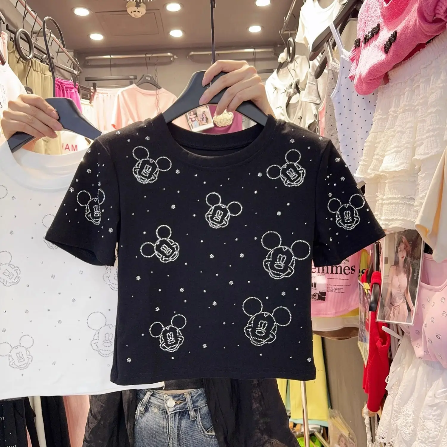 Летняя новая футболка с Микки Диснеем и рисунком Full Hot Diamond, облегающий универсальный топ для пикантных девушек, модный нишевый короткий топ в корейском стиле
Летняя новая футболка с Микки Диснеем и рисунком Full Hot Diamond, облегающий универсальный топ для пикантных девушек, модный нишевый короткий топ в корейском стиле