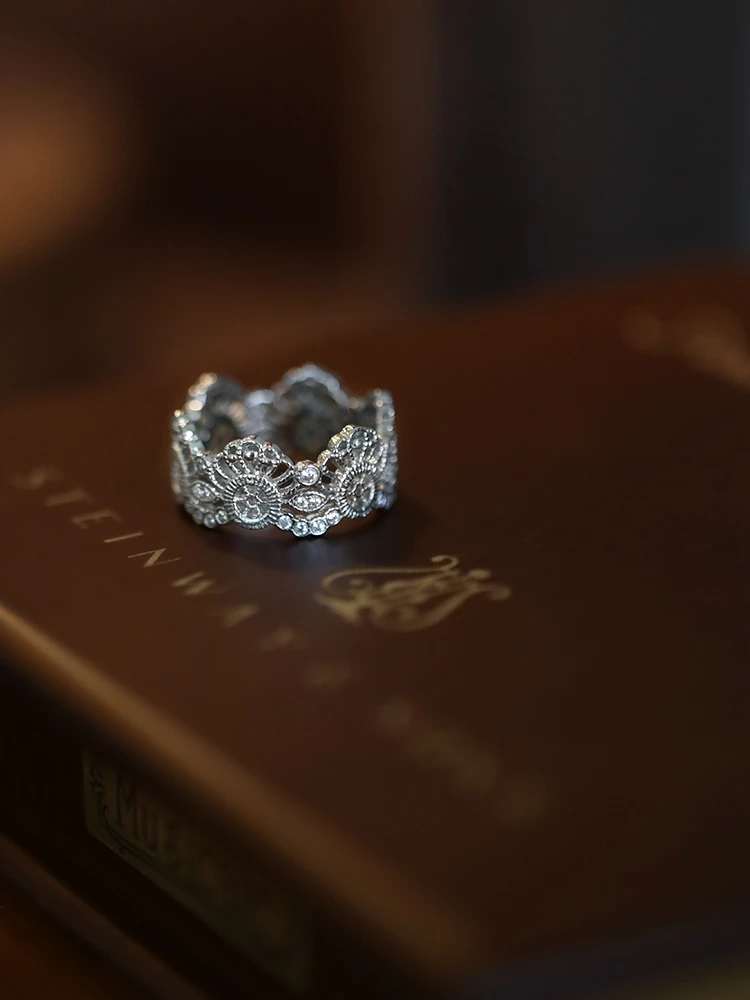 N “Vivienne" Original Design Vintage Niche French Lace Senior Sense of Temperament Elegant Sterling Silver Ring
N “Vivienne" Original Design Vintage Niche French Lace Senior Sense of Temperament Elegant Sterling Silver Ring