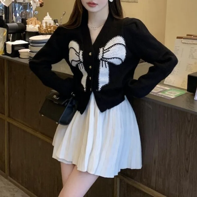 Women's V-Neck Color Embroidery Bow Printed Sweater Autumn and Winter Short Cardigan Button Long Sleeve Fashion Knit Coat Tops
Women's V-Neck Color Embroidery Bow Printed Sweater Autumn and Winter Short Cardigan Button Long Sleeve Fashion Knit Coat Tops