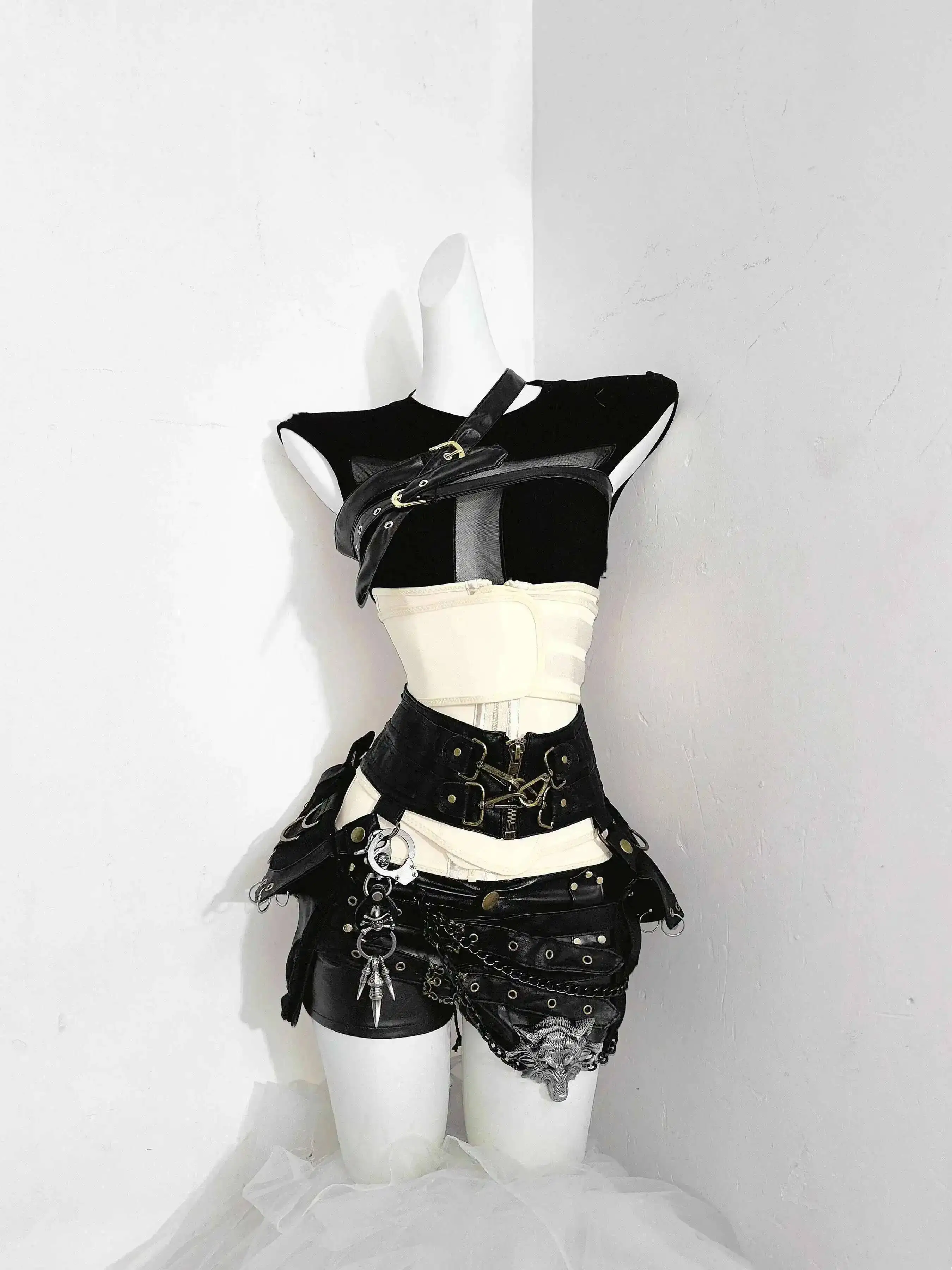 TDH поставляется из субкультуры в дикой природе, футболка с темным готическим крестом, кожаный пояс, супер шорты, комплект для пикантных девушек
TDH поставляется из субкультуры в дикой природе, футболка с темным готическим крестом, кожаный пояс, супер шорты, комплект для пикантных девушек