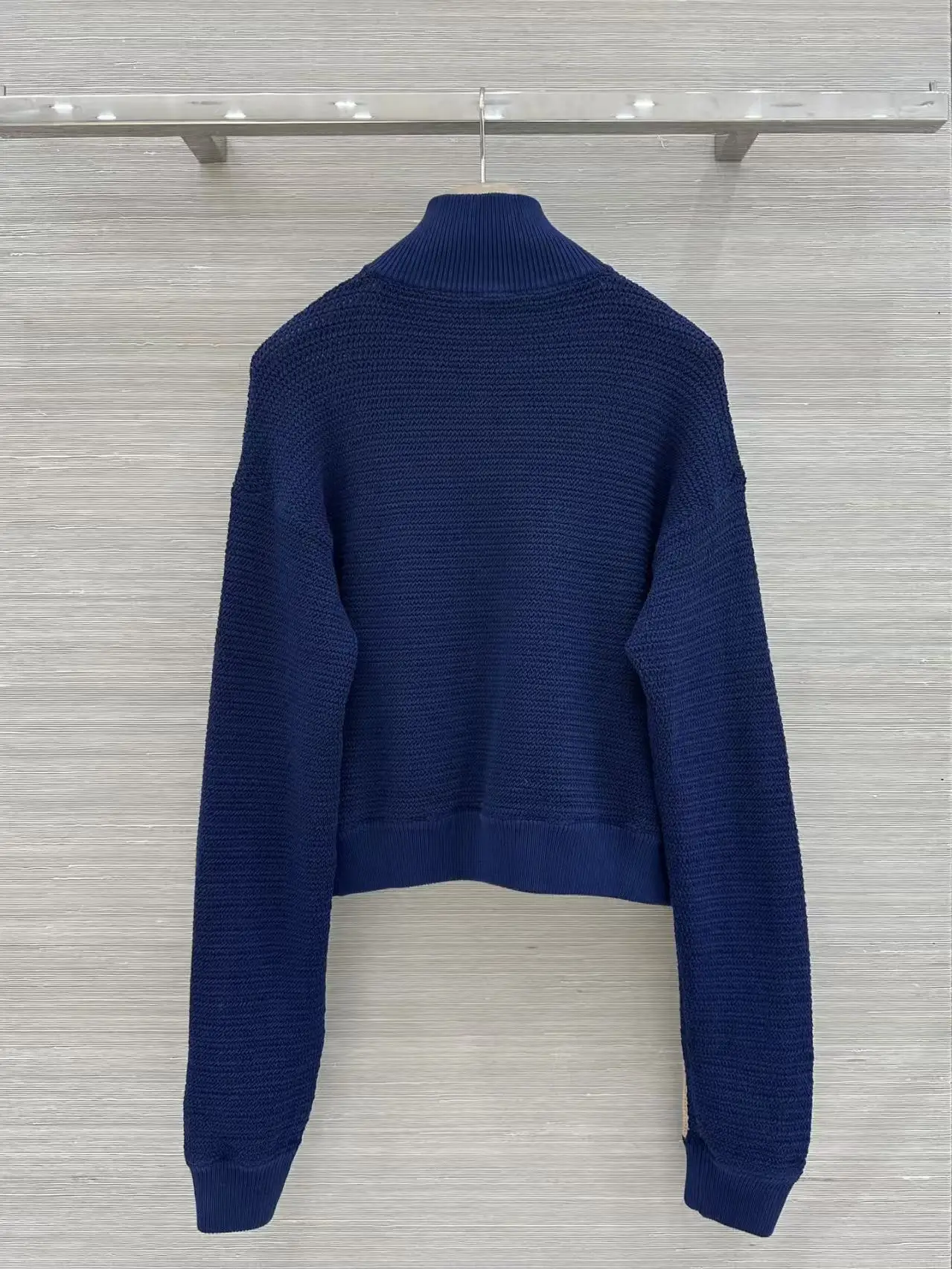 Early autumn new retro crochet knitted sports jacket with navy blue and beige stripes, short zipper cardigan for women
Early autumn new retro crochet knitted sports jacket with navy blue and beige stripes, short zipper cardigan for women