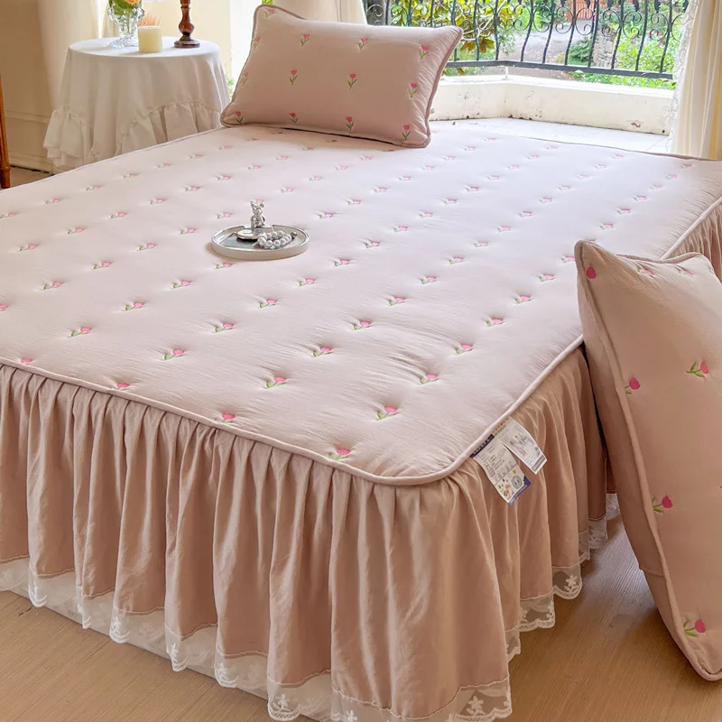 Утолщенная стеганая хлопковая юбка-кровать с наволочкой и вышивкой, романтический матрас с рюшами для спальни, чехол для комнаты девочки
Утолщенная стеганая хлопковая юбка-кровать с наволочкой и вышивкой, романтический матрас с рюшами для спальни, чехол для комнаты девочки