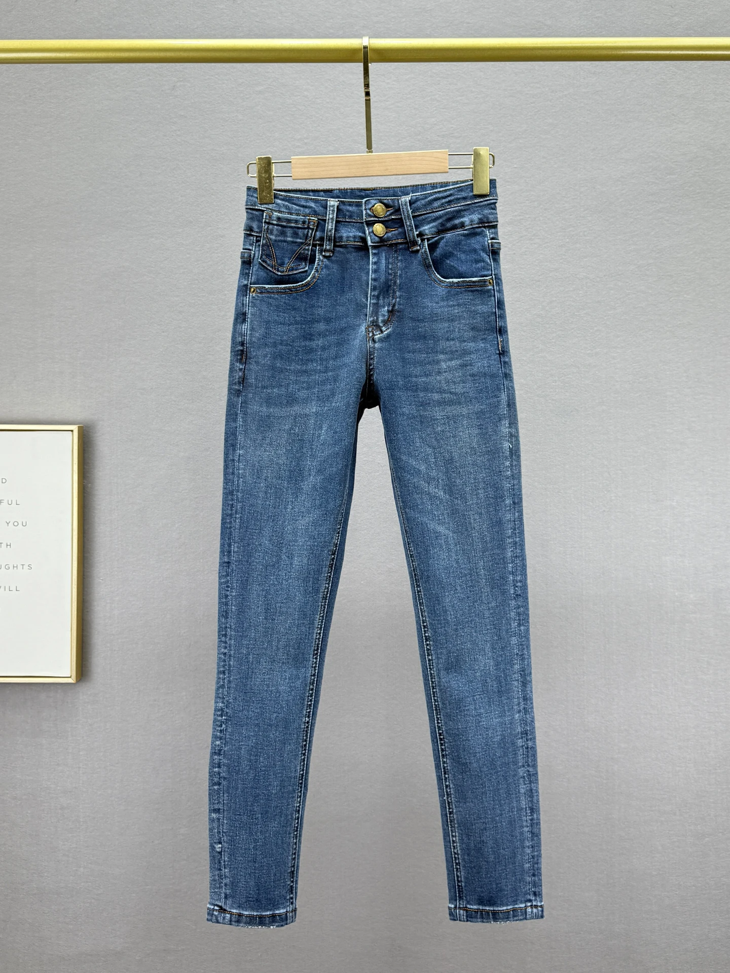 Женские джинсы Slim Fit с высокой талией, весна 2026, новые, эластичные, в стиле ретро, укороченные, фасон «карандаш», мягкие и удобные
Женские джинсы Slim Fit с высокой талией, весна 2026, новые, эластичные, в стиле ретро, укороченные, фасон «карандаш», мягкие и удобные