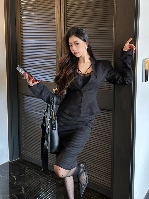 Black Stripe Suit Jacket And Wrap Skirt Set Fashionable Autumn 2025 Women's Slim Fit Button up Long Sleeve Hot Girl Outfit
Black Stripe Suit Jacket And Wrap Skirt Set Fashionable Autumn 2025 Women's Slim Fit Button up Long Sleeve Hot Girl Outfit