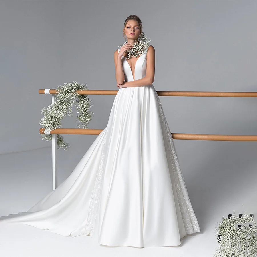Deep V-Neck Sleeveless Side Lace Satin Wedding Gowns A-Line Backless Zipper Big And Long Train Custom Made Wedding Dresses
Deep V-Neck Sleeveless Side Lace Satin Wedding Gowns A-Line Backless Zipper Big And Long Train Custom Made Wedding Dresses