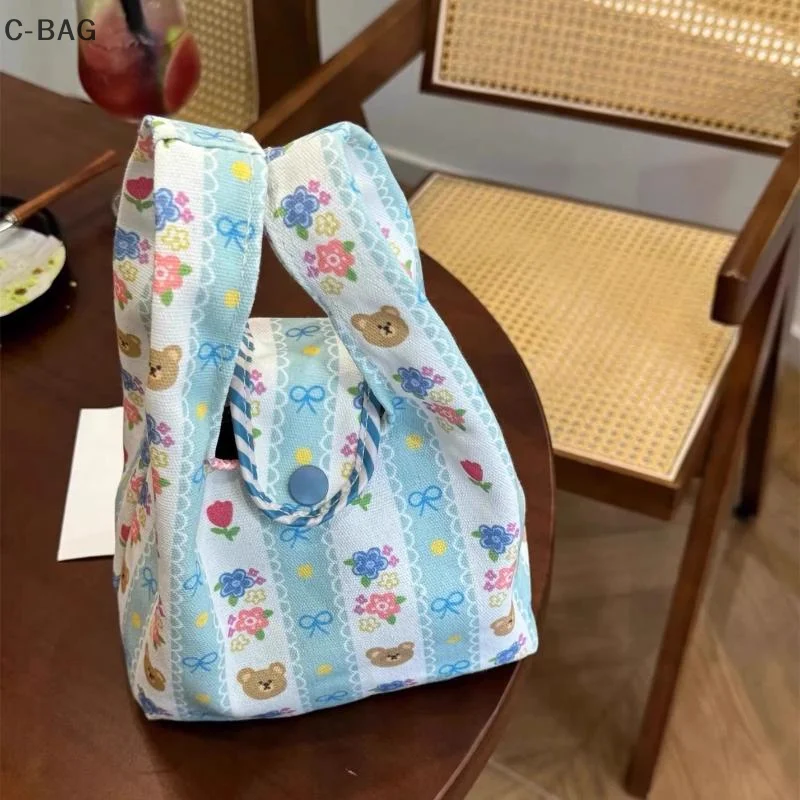 Cute Bear Floral Print Portable Handheld Bag Large Capacity Office Sundries Wrist Bag Lunch Bag 
Cute Bear Floral Print Portable Handheld Bag Large Capacity Office Sundries Wrist Bag Lunch Bag