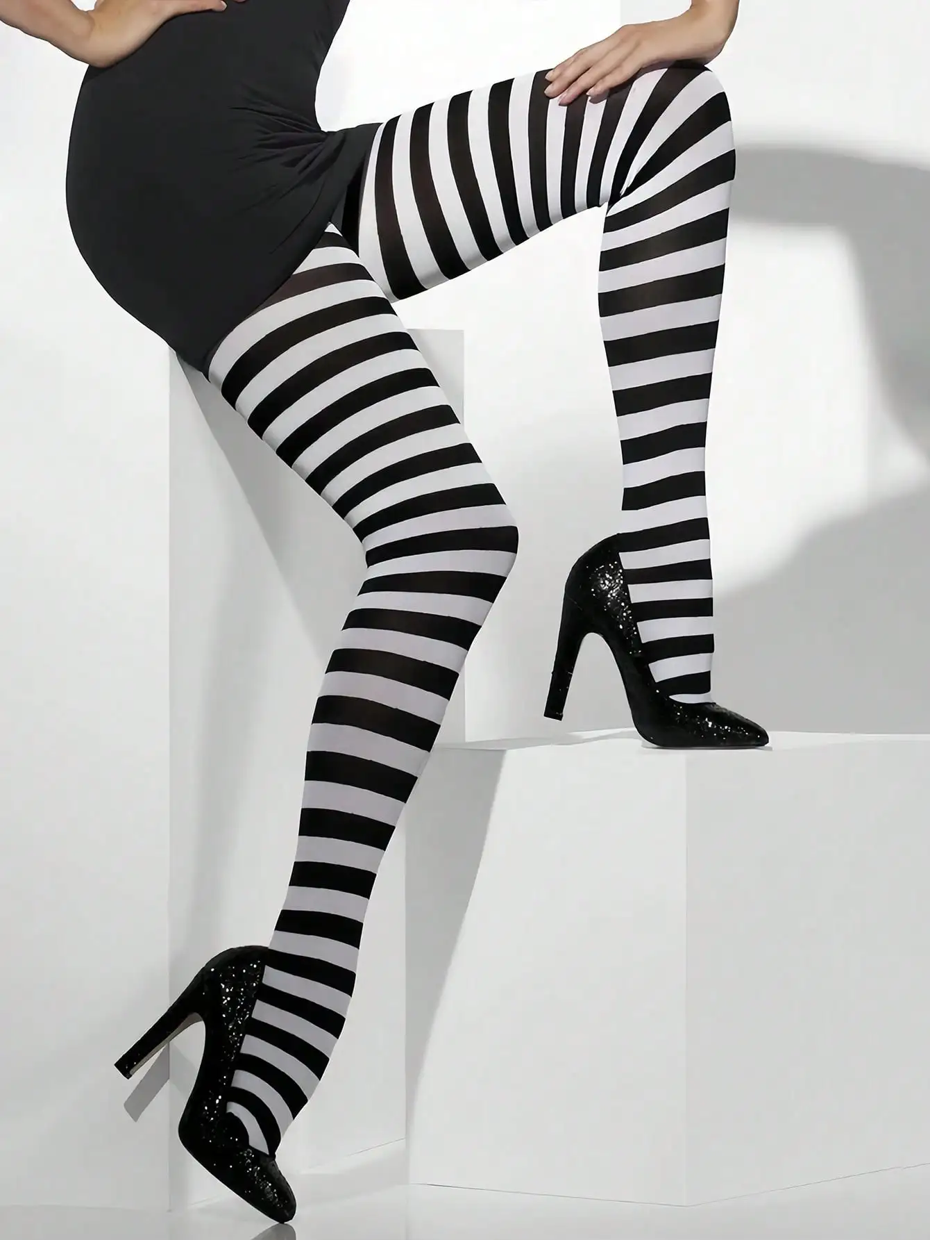 Женские чёрно-белые полосатые колготки для косплея на Хэллоуин или вечеринок, стиль леггинсов больших размеров
Женские чёрно-белые полосатые колготки для косплея на Хэллоуин или вечеринок, стиль леггинсов больших размеров