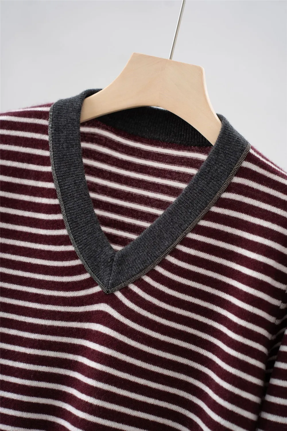 Women's 25 New High-Quality Cashmere Wool Bead Chain V-neck Striped Long Sleeved Casual Versatile Knitted Sweater
Women's 25 New High-Quality Cashmere Wool Bead Chain V-neck Striped Long Sleeved Casual Versatile Knitted Sweater