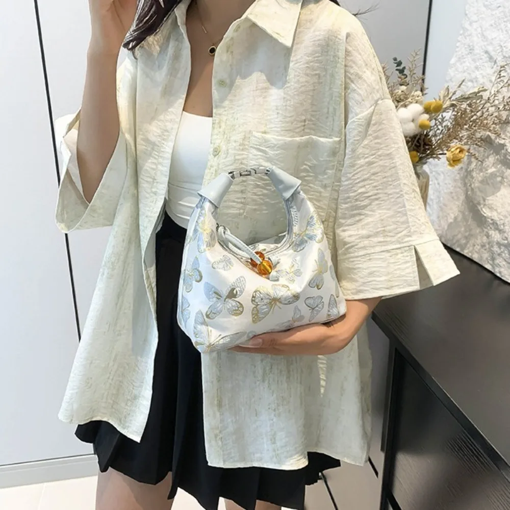 Sweet Chinese Style Embroidery Banquet Bag Large Capacity Elegant Hanfu Handbag Cheongsam Accessories Commuting Wrist Bag Daily
Sweet Chinese Style Embroidery Banquet Bag Large Capacity Elegant Hanfu Handbag Cheongsam Accessories Commuting Wrist Bag Daily