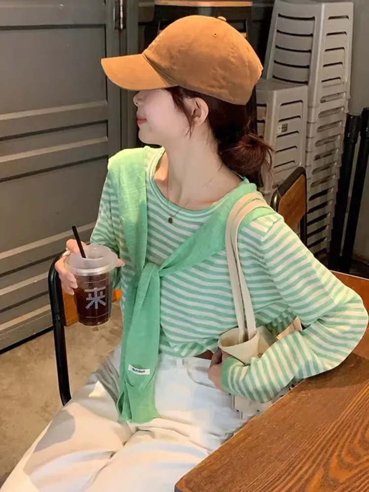 Dopamine Spring 2026 Style Women's Ice Silk Knitted Sweater Shoulder Shawl Stripe Pattern Two-Piece Set Thin Top
Dopamine Spring 2026 Style Women's Ice Silk Knitted Sweater Shoulder Shawl Stripe Pattern Two-Piece Set Thin Top