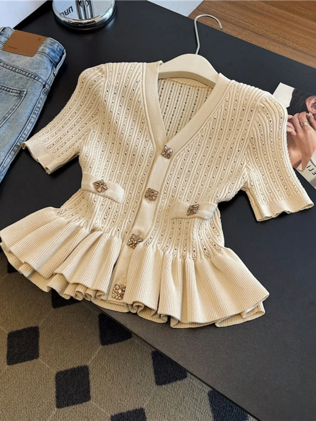 Slimming V-Neck Ice Silk Short Sleeve Knitted Top Women's Summer 2026 Style Bell Hem Waist-Cinching Luxury Feel Shirt
Slimming V-Neck Ice Silk Short Sleeve Knitted Top Women's Summer 2026 Style Bell Hem Waist-Cinching Luxury Feel Shirt