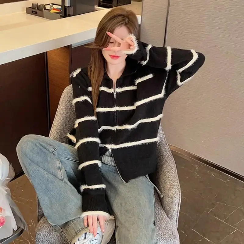 Лидер продаж, свободный черно-белый полосатый французский универсальный вязаный свитер для женщин
Лидер продаж, свободный черно-белый полосатый французский универсальный вязаный свитер для женщин