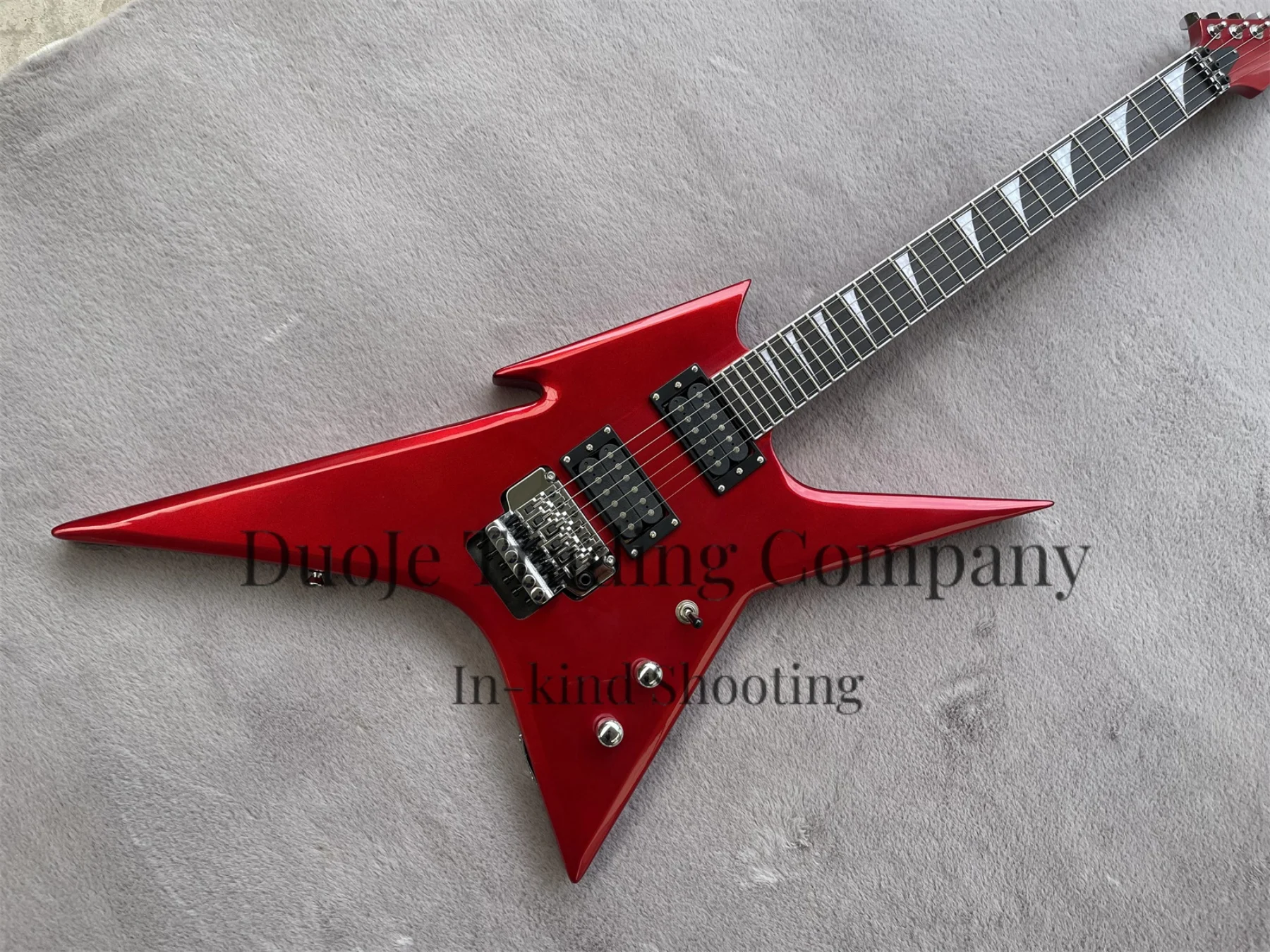 Classic metallic red guitar, Tremolo bridge, maple neck Set In body, rosewood fingerboard, HH pickup, factory custom
Classic metallic red guitar, Tremolo bridge, maple neck Set In body, rosewood fingerboard, HH pickup, factory custom