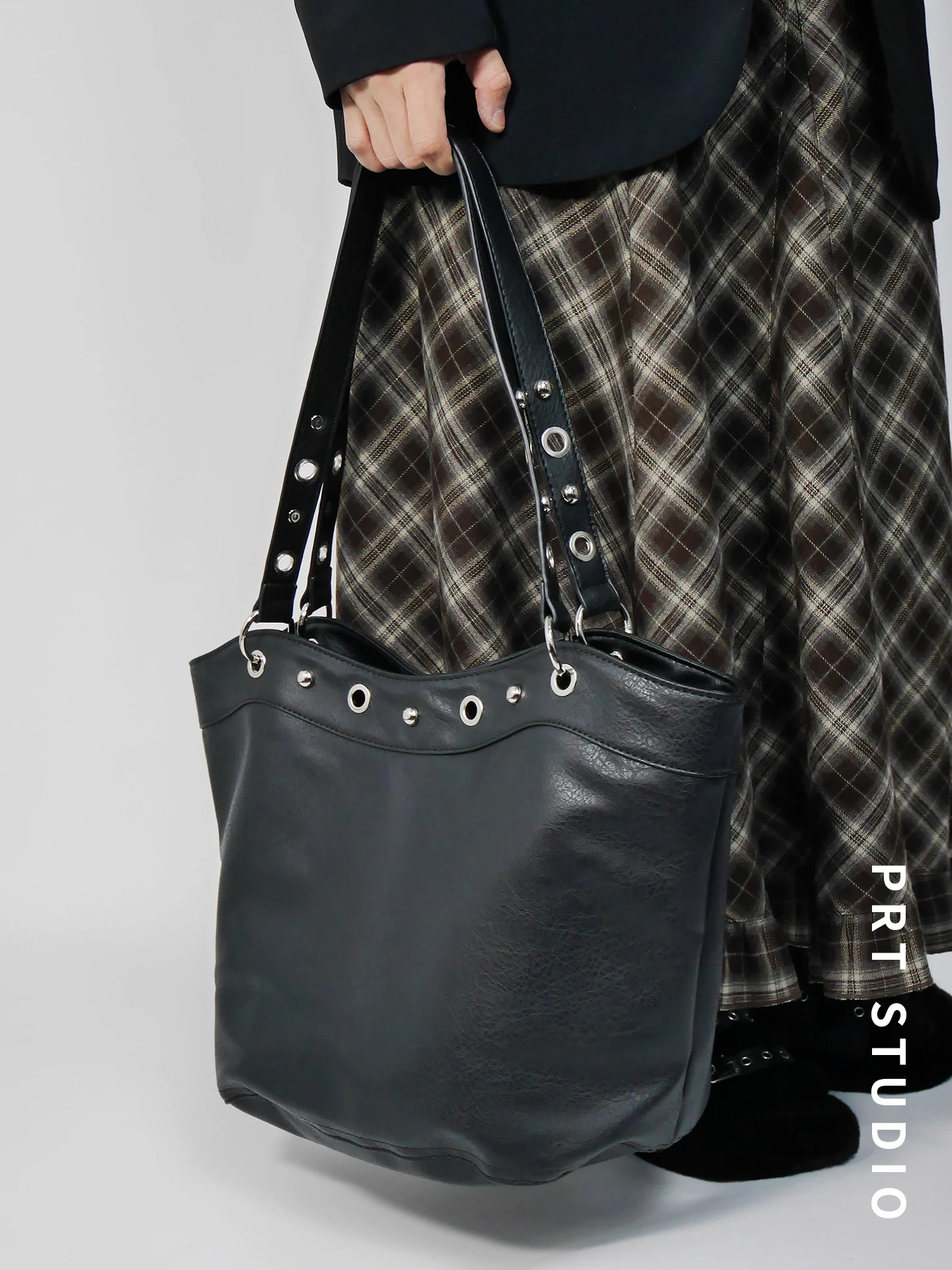 PRT Thorns Retro Punk Bucket Bag 2026 New Style Multi-Way Wear Motorcycle Rivet Soft Leather Tote Bag for Youth
PRT Thorns Retro Punk Bucket Bag 2026 New Style Multi-Way Wear Motorcycle Rivet Soft Leather Tote Bag for Youth