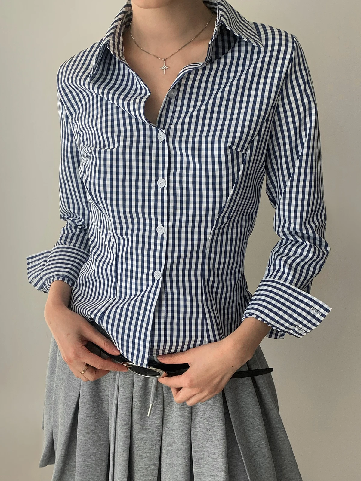 Новая классическая женская рубашка Ambosc весна-лето в клетку, приталенная, с длинным рукавом, повседневная, с уникальным воротником, из полиэстера, для делового повседневного стиля
Новая классическая женская рубашка Ambosc весна-лето в клетку, приталенная, с длинным рукавом, повседневная, с уникальным воротником, из полиэстера, для делового повседневного стиля