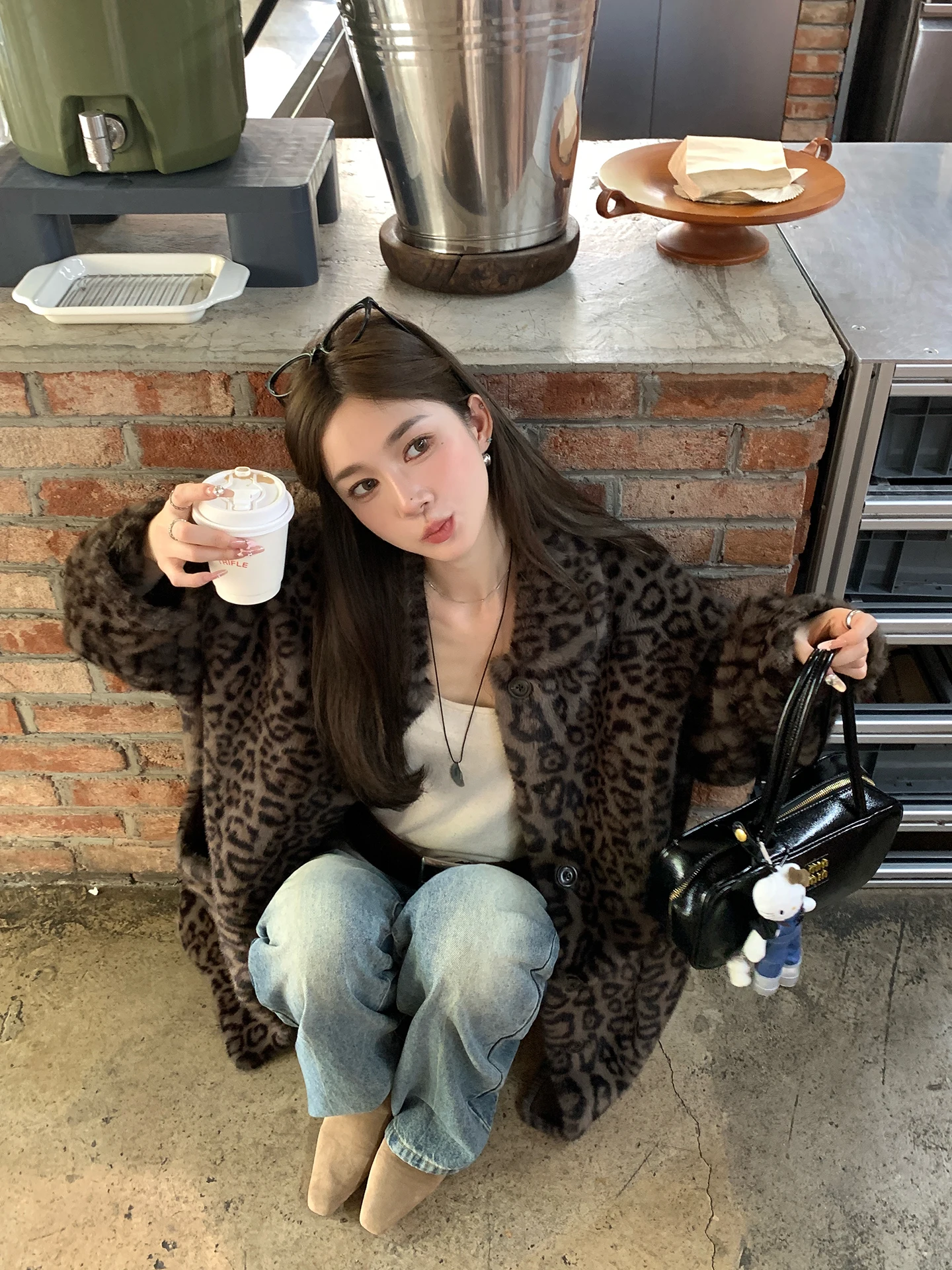 Young Women's Faux Mink Fur Coat Warm Casual Sle Long Sve Polyester Lined Mid-Length Winter Coat with Hat Leopard Pattern
Young Women's Faux Mink Fur Coat Warm Casual Sle Long Sve Polyester Lined Mid-Length Winter Coat with Hat Leopard Pattern