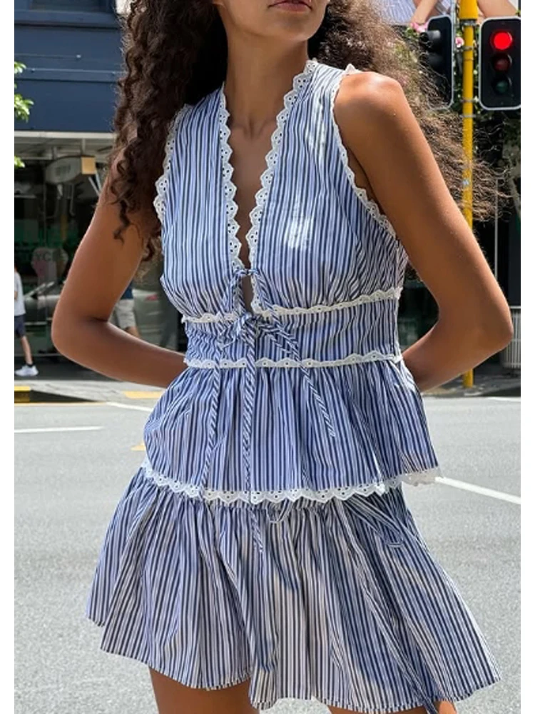 2025 Summer New Women's Sleeveless V-Neck Chest Tie Striped Lace Lace Casual Top Fashion Young Temperament
2025 Summer New Women's Sleeveless V-Neck Chest Tie Striped Lace Lace Casual Top Fashion Young Temperament