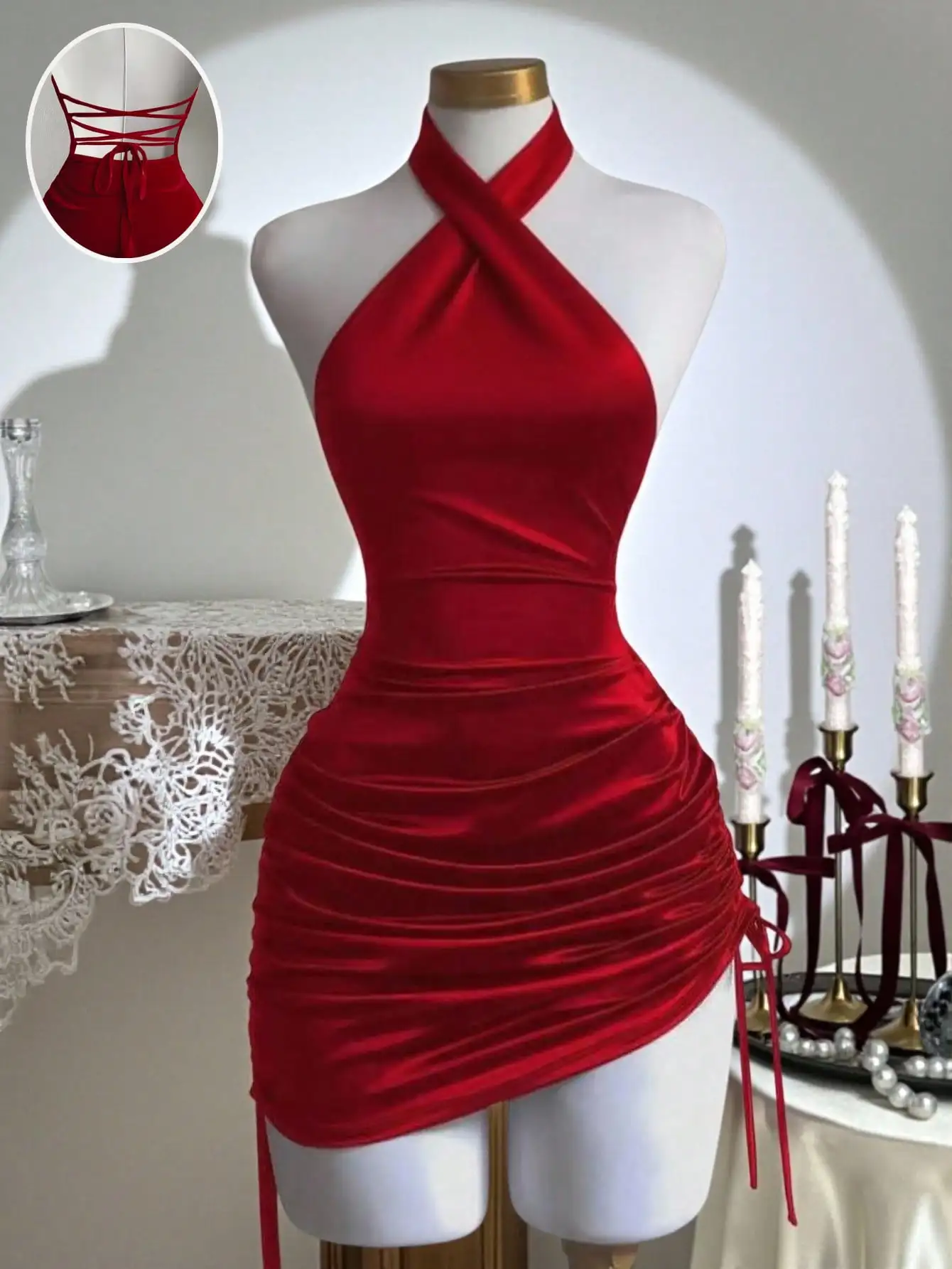 Красное бархатное мини-платье с вырезом халтер, перекрестными бретелями на спине и драпировкой на талии
Красное бархатное мини-платье с вырезом халтер, перекрестными бретелями на спине и драпировкой на талии