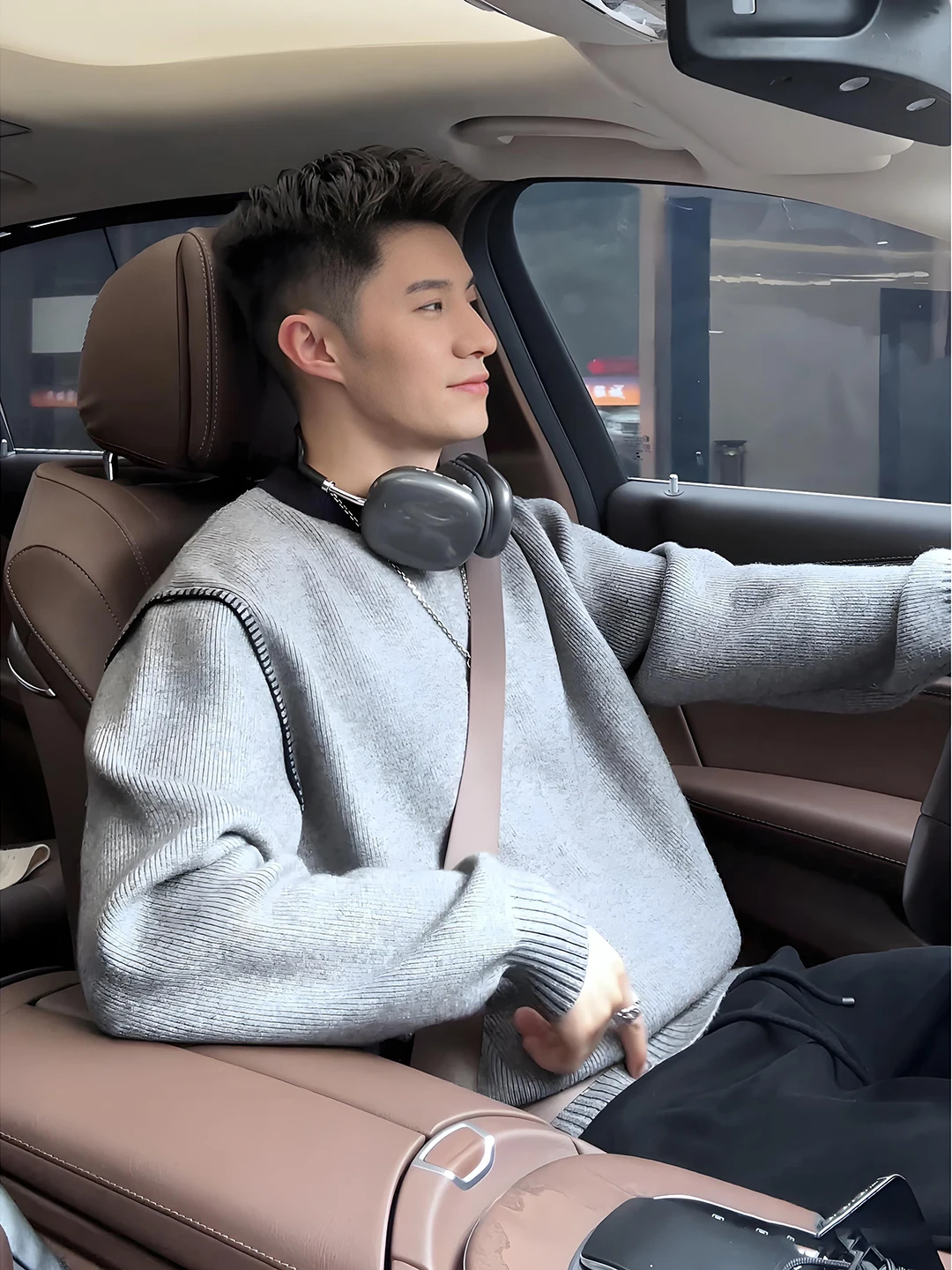 Grey round Neck Knitted Sweater Men's Style Casual Inner Wear Loose Base Layer Knitwear Autumn Winter Comfortable Soft Fabric
Grey round Neck Knitted Sweater Men's Style Casual Inner Wear Loose Base Layer Knitwear Autumn Winter Comfortable Soft Fabric
