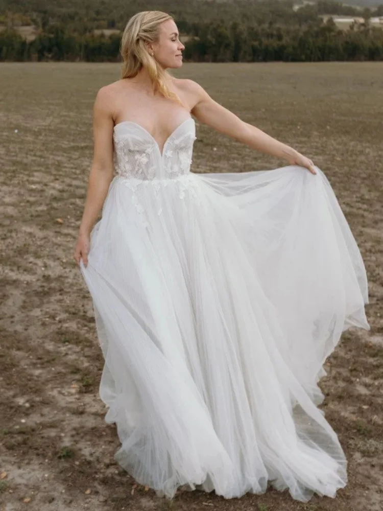Customisable Bridal Gowns Lace Appliqués Handcrafted Tulle Wedding Dresses Heart-shaped Back Long Train Exquisite Lace Dresses
Customisable Bridal Gowns Lace Appliqués Handcrafted Tulle Wedding Dresses Heart-shaped Back Long Train Exquisite Lace Dresses