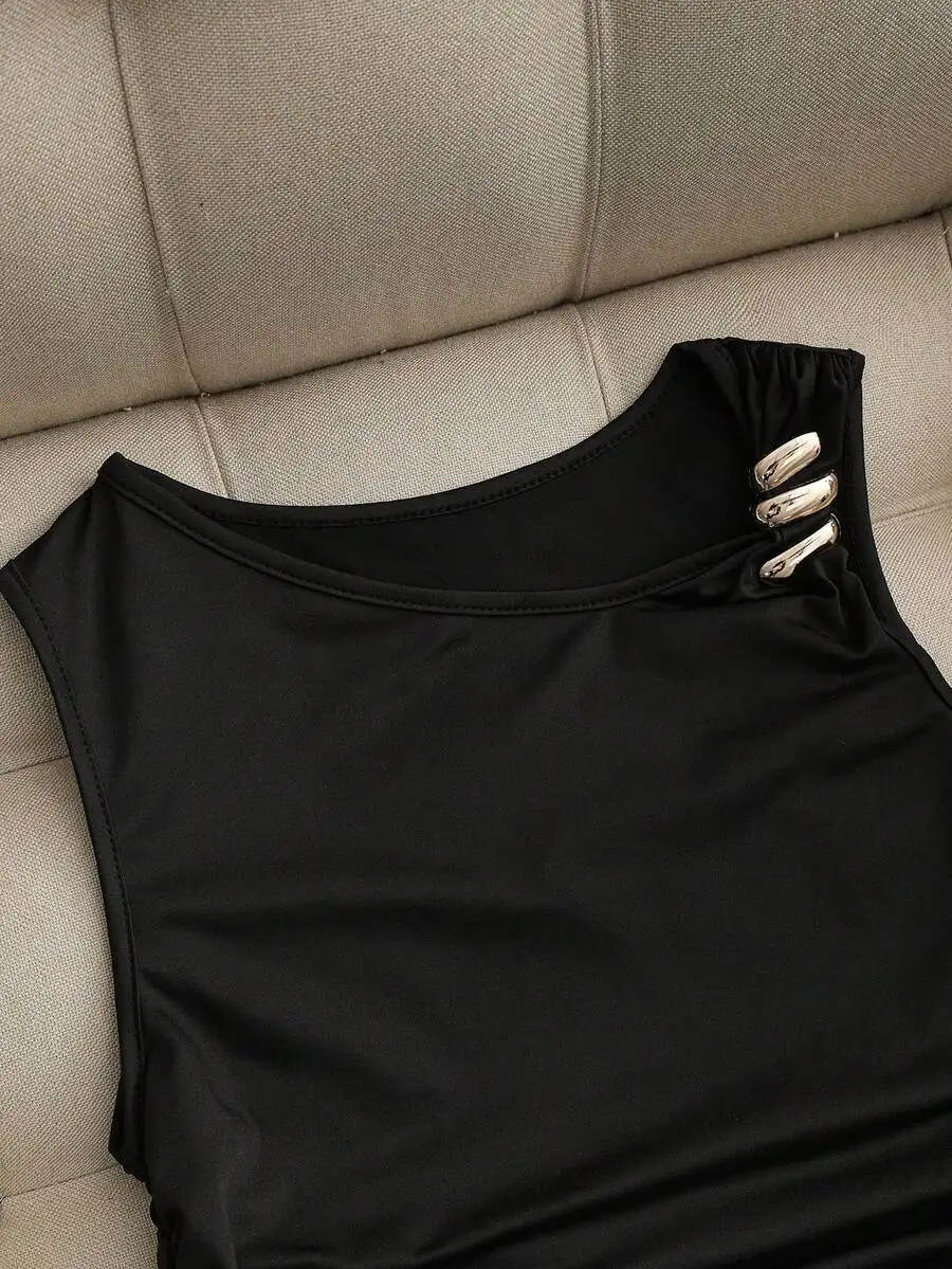 Black Sleeveless Knitted Top With Zipper Detail Casual Style
Black Sleeveless Knitted Top With Zipper Detail Casual Style