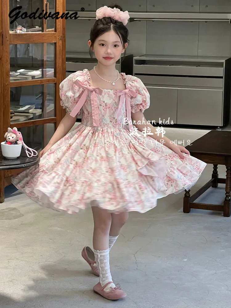 Sweet Girls French 2026 Summer New Floral Princess Dress Kids Bubble Sleeve Square Collar Ruffle Trim Bow Birthday Party Gown
Sweet Girls French 2026 Summer New Floral Princess Dress Kids Bubble Sleeve Square Collar Ruffle Trim Bow Birthday Party Gown