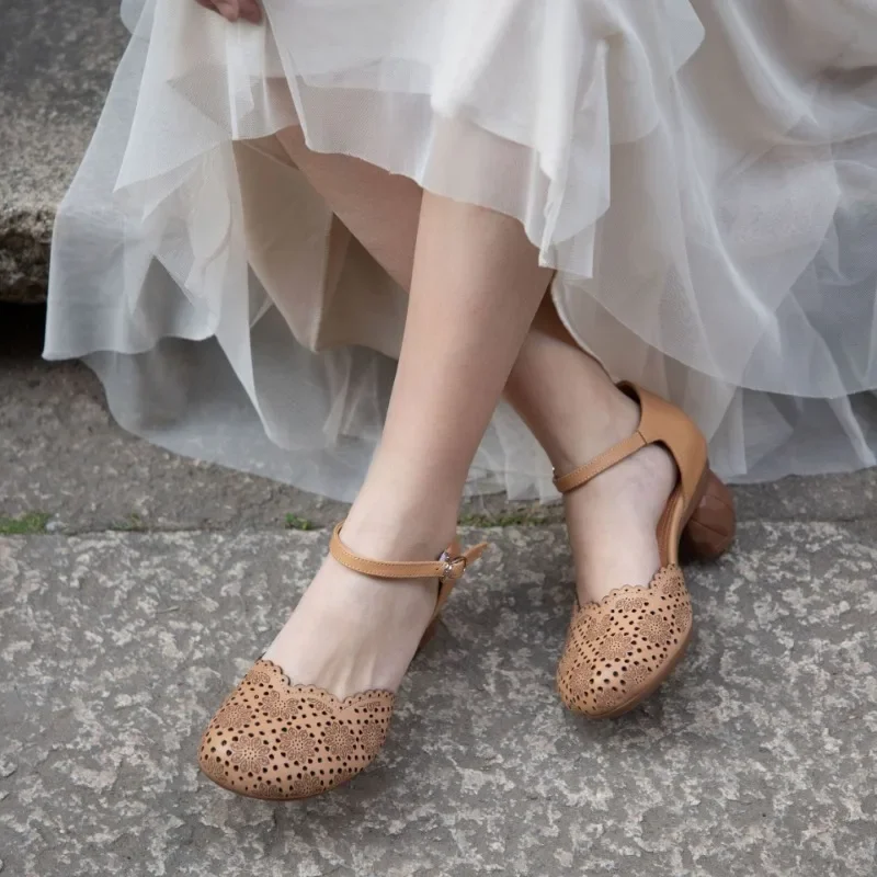 Sandals Women Leather Embroidery Shoes Summer Beige Flower Handmade Genuine Leather Low Heels Soft Shoes For Women
Sandals Women Leather Embroidery Shoes Summer Beige Flower Handmade Genuine Leather Low Heels Soft Shoes For Women