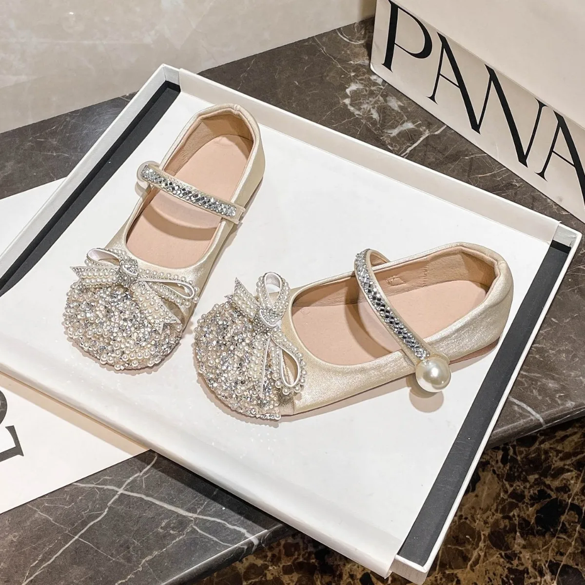 New girls' crystal princess shoes, children's shiny little leather shoes, paired with formal dress shoes, performance shoes
New girls' crystal princess shoes, children's shiny little leather shoes, paired with formal dress shoes, performance shoes