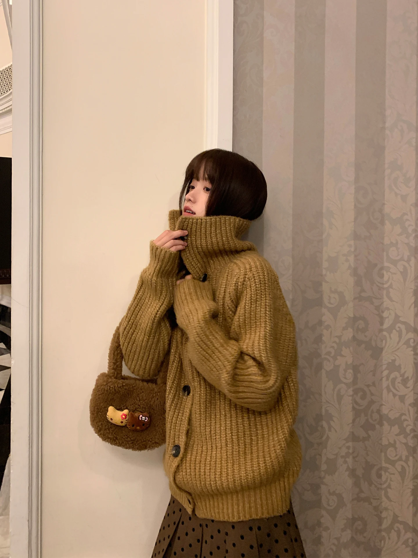 Женский осенне-зимний вязаный кардиган-свитер с отложным воротником, плотной вязки, для многослойных образов, топ, дизайн 97
Женский осенне-зимний вязаный кардиган-свитер с отложным воротником, плотной вязки, для многослойных образов, топ, дизайн 97