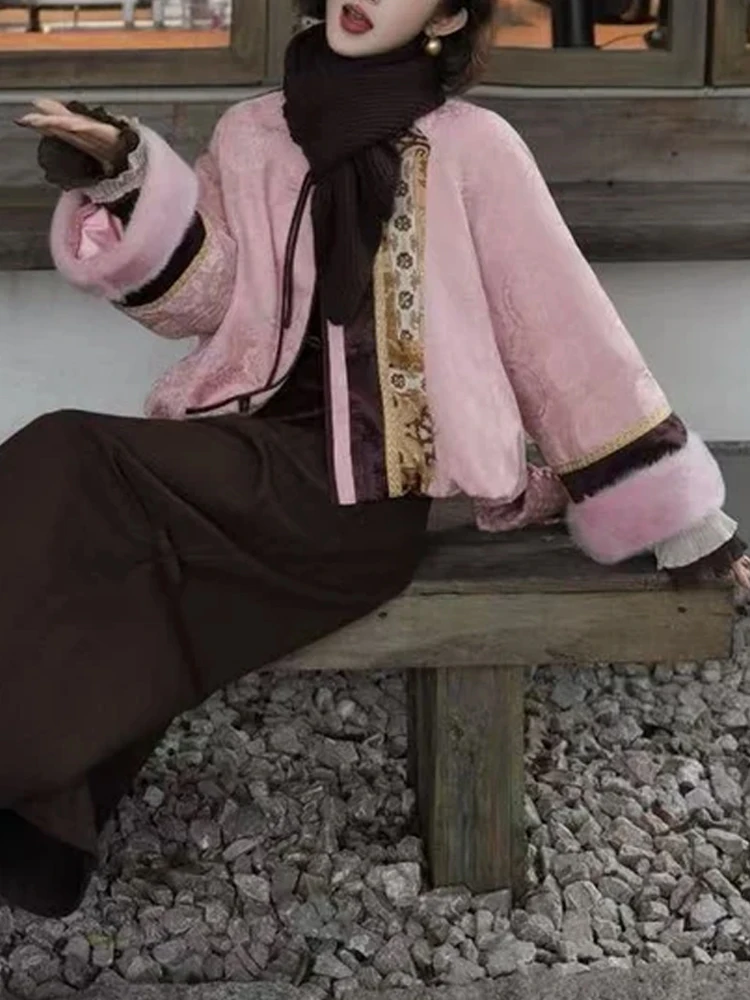 Новая китайская короткая утепленная хлопковая куртка для женщин, зима 2026, с вышивкой на пуговицах, объемный фасон, маленький размер, верхняя одежда
Новая китайская короткая утепленная хлопковая куртка для женщин, зима 2026, с вышивкой на пуговицах, объемный фасон, маленький размер, верхняя одежда