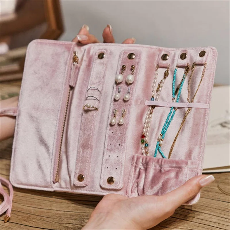 Складная дорожная сумка для ювелирных изделий, портативный органайзер для ожерелья, сережек, кольца-чехол для хранения путешествий для женщин и девочек
Складная дорожная сумка для ювелирных изделий, портативный органайзер для ожерелья, сережек, кольца-чехол для хранения путешествий для женщин и девочек