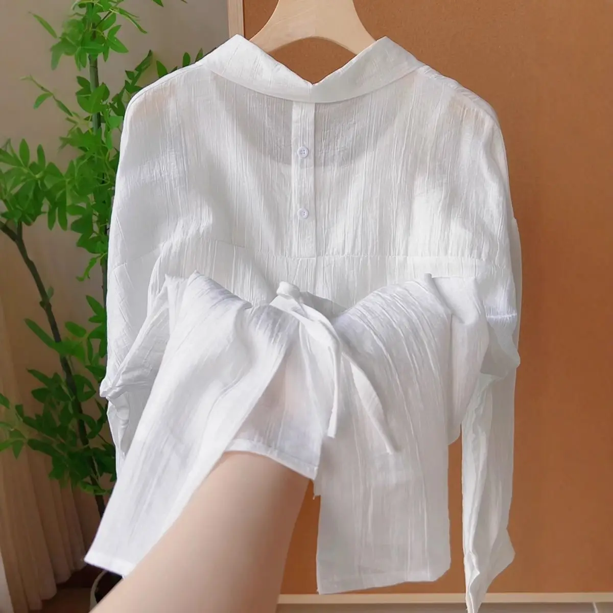 Женский летний легкий солнцезащитный кардиган с белым воротником и длинными пуговицами, верхняя одежда с разрезом и поясом
Женский летний легкий солнцезащитный кардиган с белым воротником и длинными пуговицами, верхняя одежда с разрезом и поясом