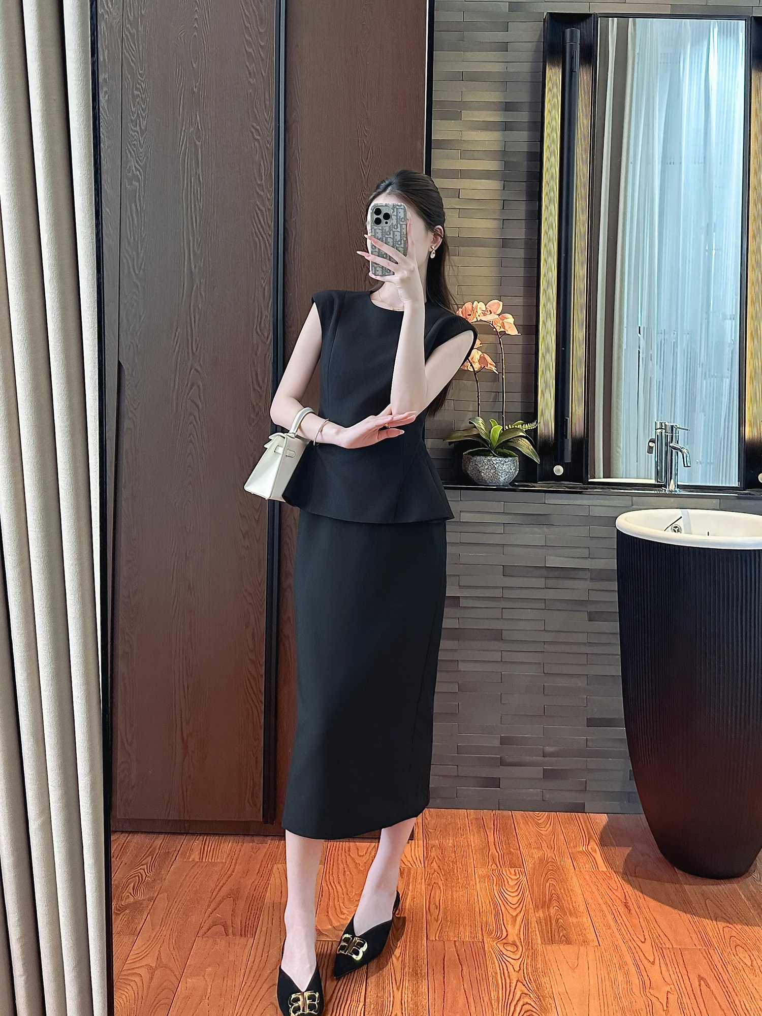 You See Black Straight Cut Skirt Simple Design High Quality Office Wear Women's Fashion Summer Outfit Half-length Skirts
You See Black Straight Cut Skirt Simple Design High Quality Office Wear Women's Fashion Summer Outfit Half-length Skirts