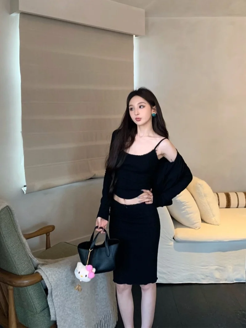 Pure Desire Style Women's Knitted Half-length Low-waist Slim-fit Set Summer Fashion Three-piece Black Vest Skirt Combo
Pure Desire Style Women's Knitted Half-length Low-waist Slim-fit Set Summer Fashion Three-piece Black Vest Skirt Combo