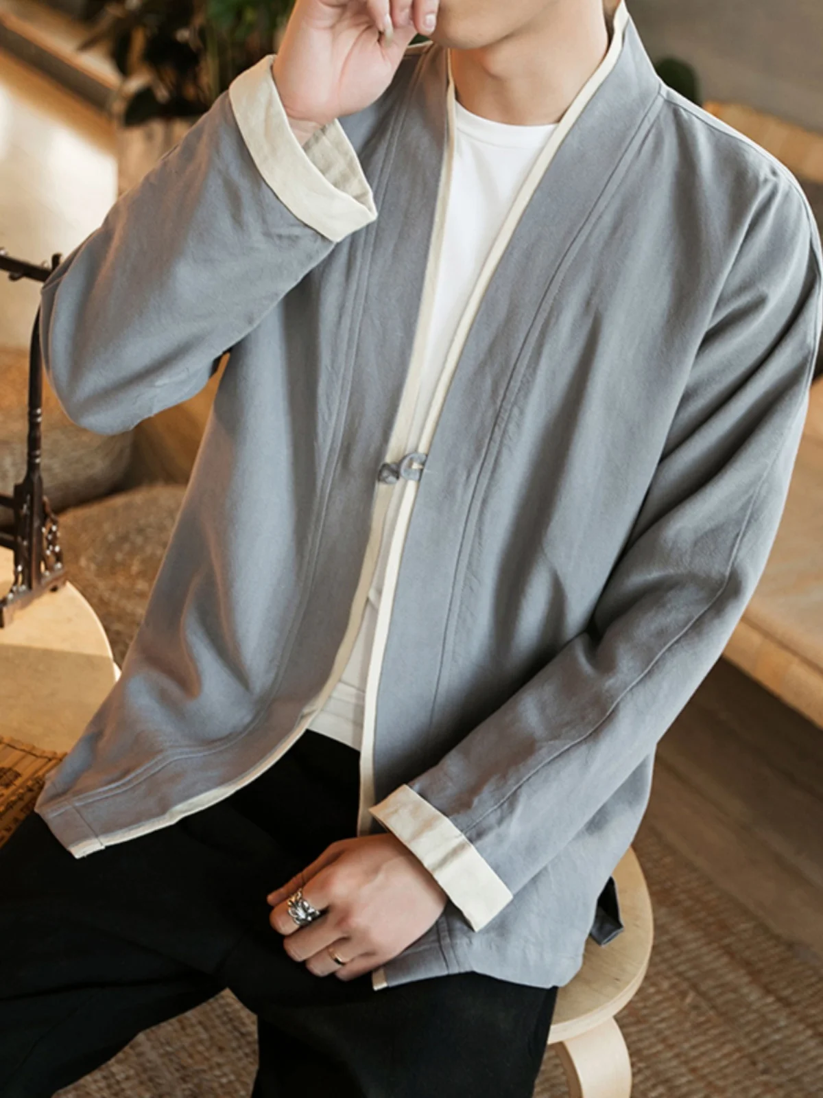 Новый китайский повседневный свободный крой этнический ветровой кардиган Jaet irt верхняя одежда для мужчин весна осень сезонная мода 
Новый китайский повседневный свободный крой этнический ветровой кардиган Jaet irt верхняя одежда для мужчин весна осень сезонная мода