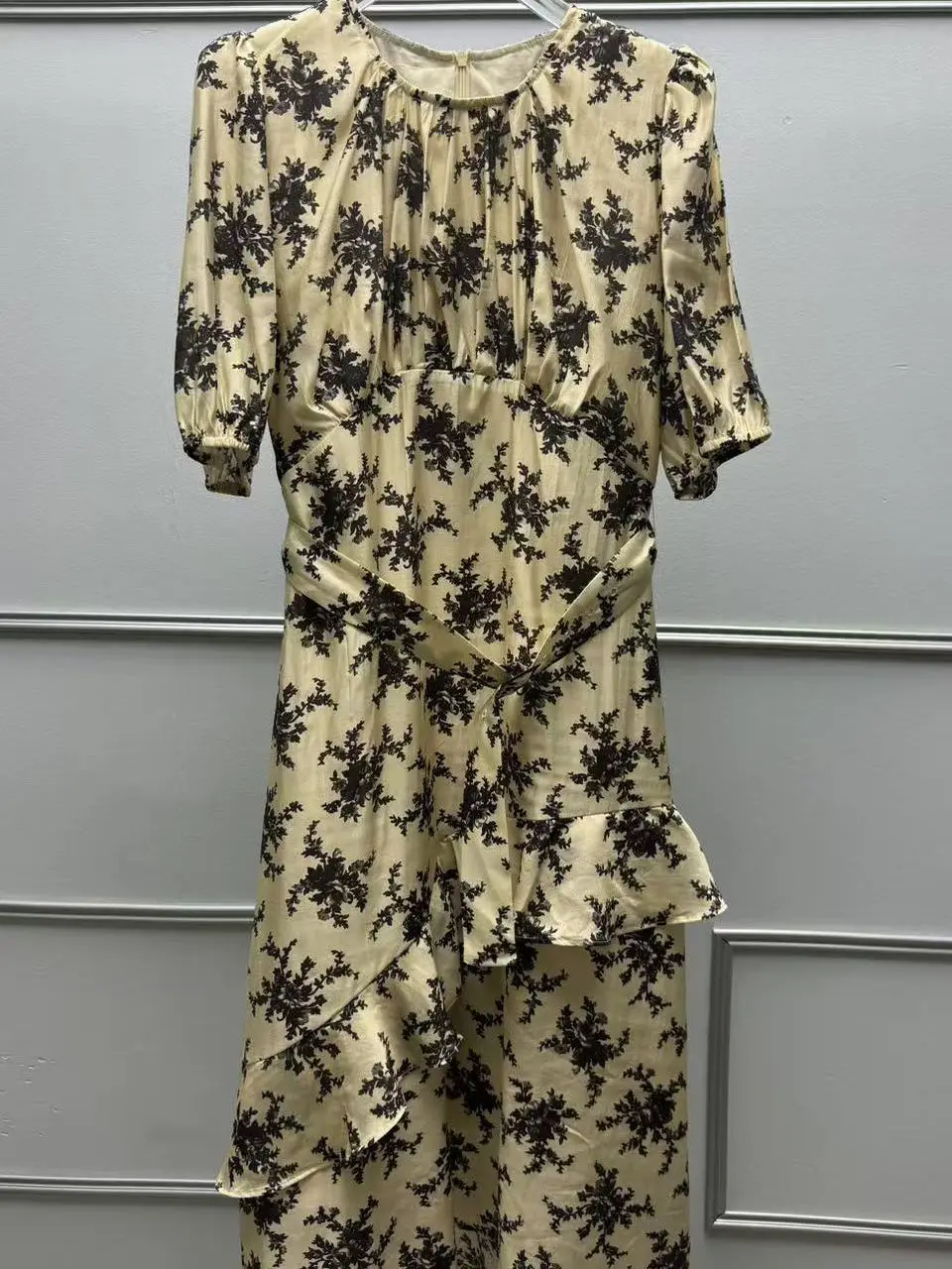 Elegant Floral Print round Neck Short Sleeve Women's Dress Waist Cinched Spring Summer New Style Retro Lady's Dress
Elegant Floral Print round Neck Short Sleeve Women's Dress Waist Cinched Spring Summer New Style Retro Lady's Dress