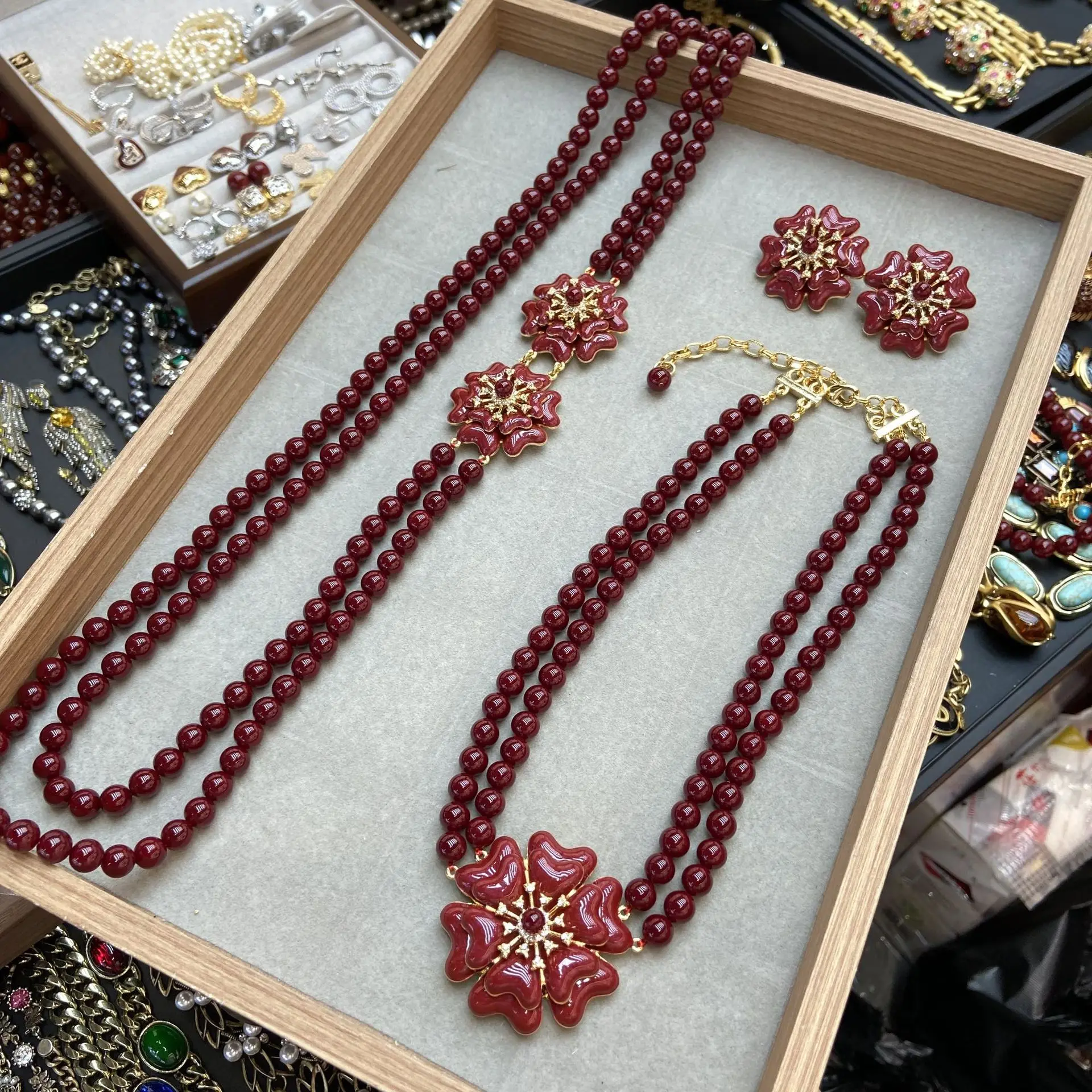 Women Vintage Angora Red Glazed Double Floral Necklace Enamel Dripping Oil Light luxury Floral Stud Earrings
Women Vintage Angora Red Glazed Double Floral Necklace Enamel Dripping Oil Light luxury Floral Stud Earrings
