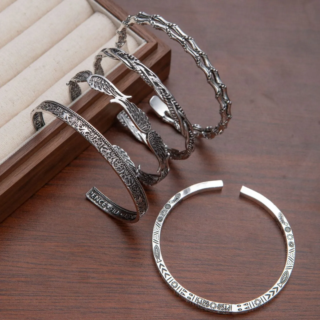 European American Open Bangle Vintage Antique Silver Bamboo Feather Carved Metal Bracelet Retro Minimalist Wrist Jewelry
European American Open Bangle Vintage Antique Silver Bamboo Feather Carved Metal Bracelet Retro Minimalist Wrist Jewelry