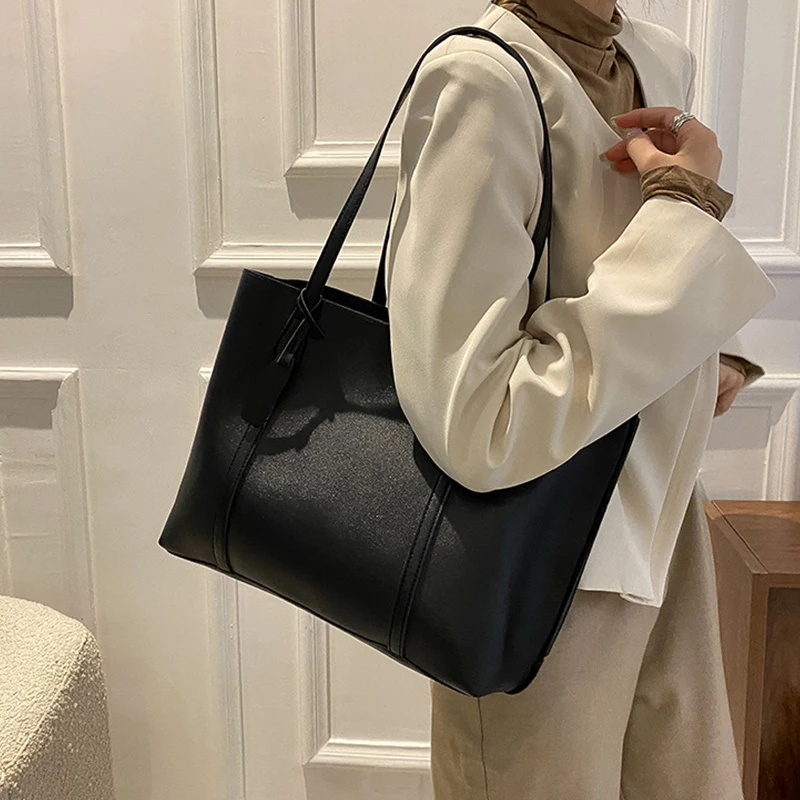 Модная корейская сумка-тоут из мягкой кожи большой вместимости, женская осенне-зимняя сумка на одно плечо, повседневная, универсальная, простая, стильная.
Модная корейская сумка-тоут из мягкой кожи большой вместимости, женская осенне-зимняя сумка на одно плечо, повседневная, универсальная, простая, стильная.