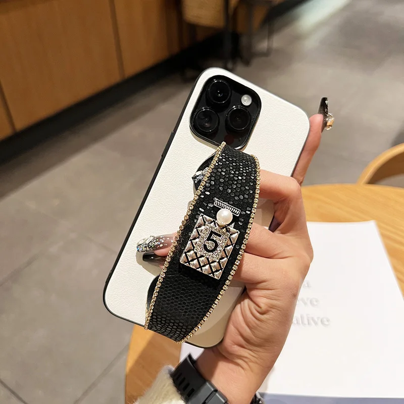 Флакон духов Pearl с бриллиантами, браслет-держатель iPhone15, кожаный женский защитный чехол Max с героями мультфильмов 
Флакон духов Pearl с бриллиантами, браслет-держатель iPhone15, кожаный женский защитный чехол Max с героями мультфильмов