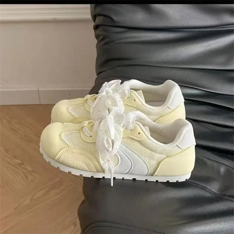 Спортивная обувь с круглым носком для женщин, повседневная универсальная обувь, новинка 2023 года, весенне-осенняя дышащая нишевая тренировочная обувь на плоской подошве
Спортивная обувь с круглым носком для женщин, повседневная универсальная обувь, новинка 2023 года, весенне-осенняя дышащая нишевая тренировочная обувь на плоской подошве