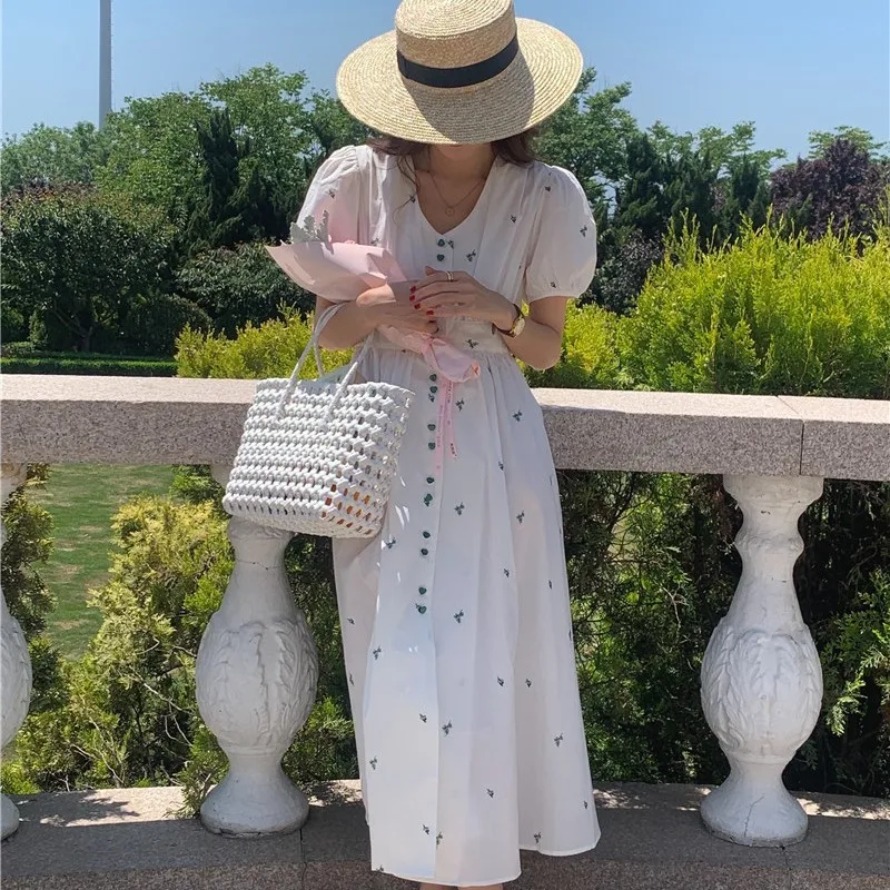 Puff Sleeve Flower Embroidery Women Dress Chic V-neck Button A-line Long Dress 2025 New Loose White Cotton Blend Female Clothing
Puff Sleeve Flower Embroidery Women Dress Chic V-neck Button A-line Long Dress 2025 New Loose White Cotton Blend Female Clothing