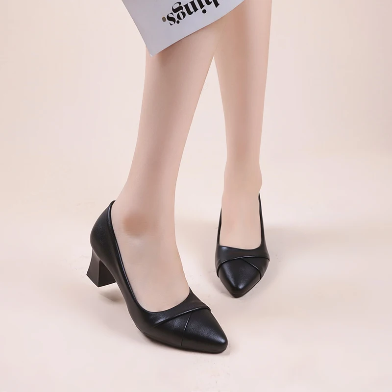 2024 Hot Sale New Autumn Women Soft Leather Low Heel Comfortable Women's Shoes Mid Heel Waterproof Wedges Shoes for Women Shoes
2024 Hot Sale New Autumn Women Soft Leather Low Heel Comfortable Women's Shoes Mid Heel Waterproof Wedges Shoes for Women Shoes