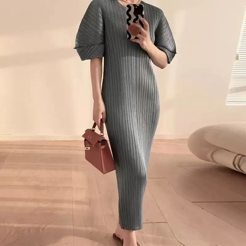 Miyake 2025 Summer New High-end Solid Color Round Neck Pleated Dress, Loose and Fashionable Commuting Temperament Long Dress
Miyake 2025 Summer New High-end Solid Color Round Neck Pleated Dress, Loose and Fashionable Commuting Temperament Long Dress