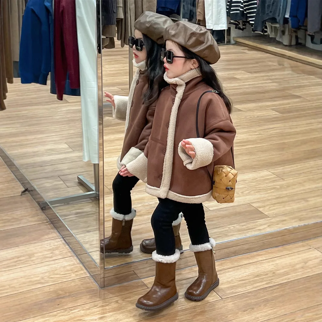 Girls Coat 2024 Winter New Childrens Wear Korean Style Baby Girls Velvet and Thick Lapel Fur One Suede Coat Casual Simple Daily
Girls Coat 2024 Winter New Childrens Wear Korean Style Baby Girls Velvet and Thick Lapel Fur One Suede Coat Casual Simple Daily