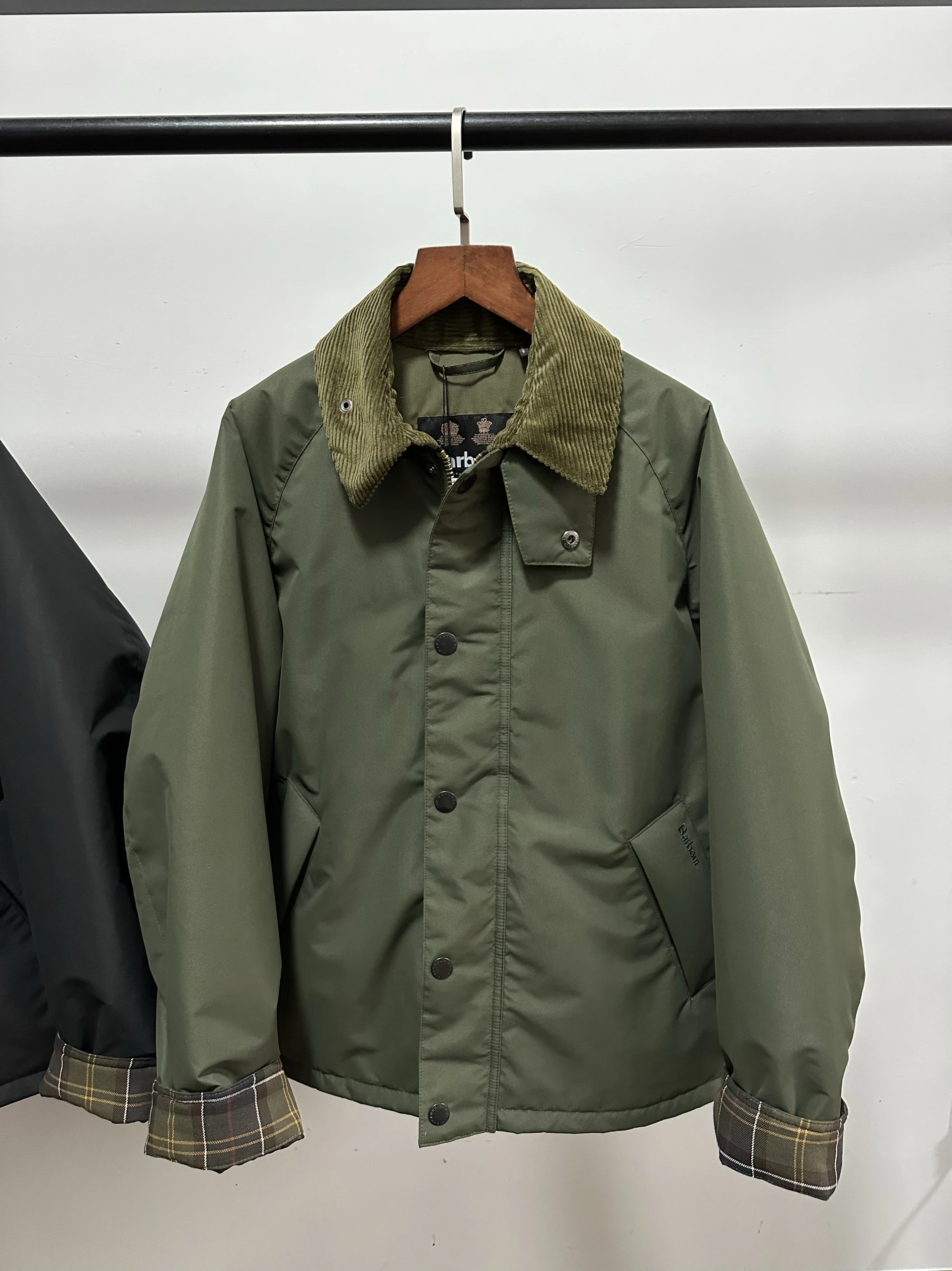 Barbour Transport Corduroy lapel thick jacket cotton jacket wax-free jacket men and women the same style
Barbour Transport Corduroy lapel thick jacket cotton jacket wax-free jacket men and women the same style