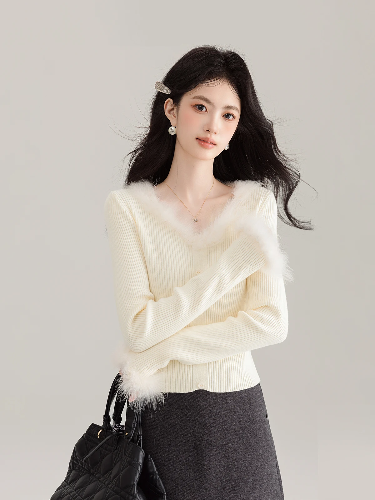 Мохеровый вязаный кардиган с коротким рукавом для женщин: базовая модель для ранней весны, простой повседневный стиль, из полиэфирного волокна
Мохеровый вязаный кардиган с коротким рукавом для женщин: базовая модель для ранней весны, простой повседневный стиль, из полиэфирного волокна