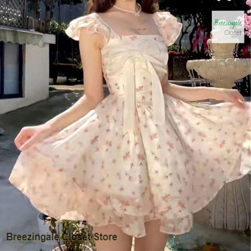 French sweet and lovely little fresh flying sleeve sling floral skirt female summer new temperament design bow waist slim skirt.
French sweet and lovely little fresh flying sleeve sling floral skirt female summer new temperament design bow waist slim skirt.